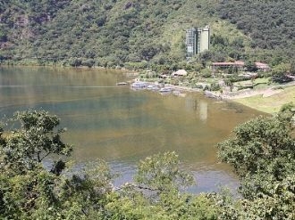 La proliferación de una bacteria ha afectado las aguas del Lago de Atitlán. (Foto Prensa Libre: Ángel Julajuj)