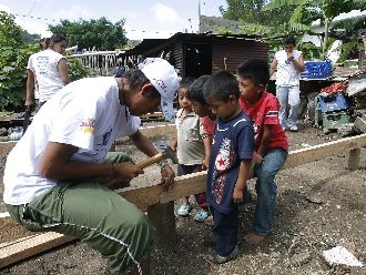 voluntarios construyen casa